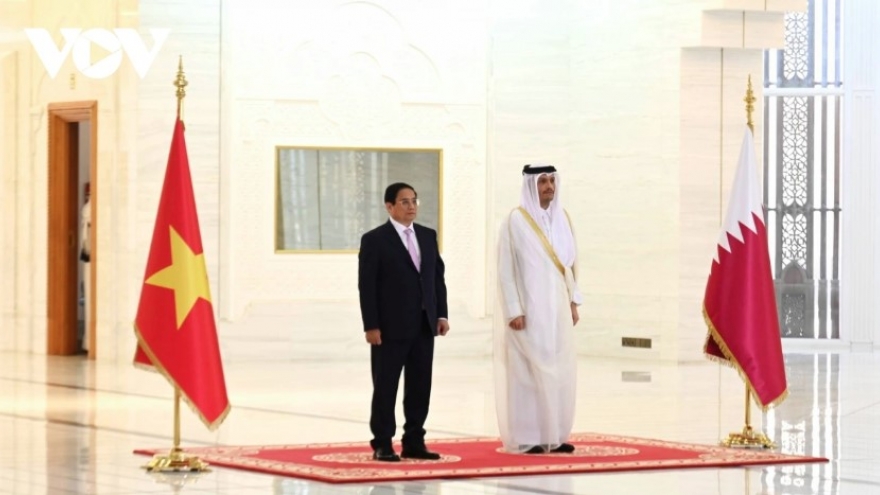 Official welcome ceremony held for PM Chinh in Doha